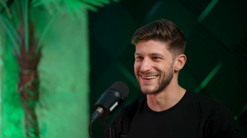 Pierre-Emmanuel Branger en studio, host du podcast Systèmes